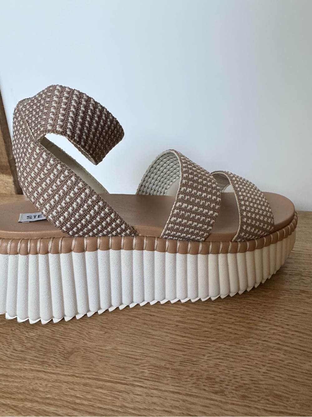 Steve Madden Taupe and Cream Woven Platform Sandal Size 8